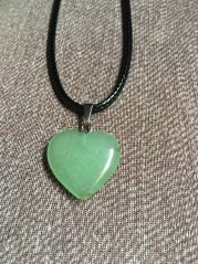 Amulet zo zeleného nefritu v tvare srdiečka